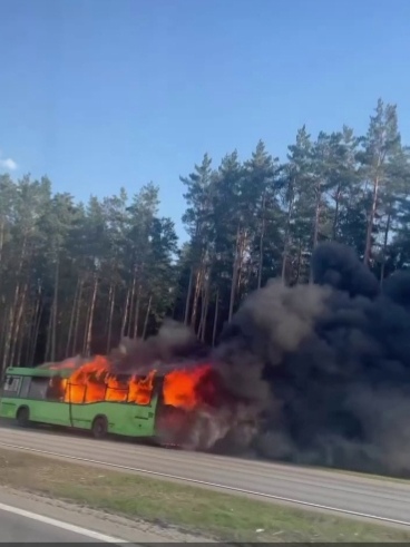 На трассе Могилев — Минск сгорел автобус МАЗ