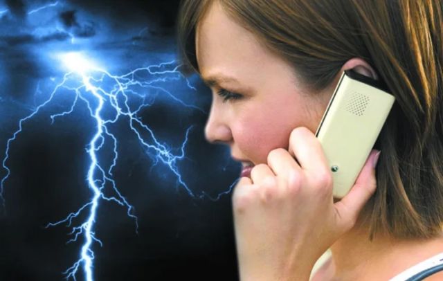 Не опасно ли разговаривать по мобильному телефону во время грозы?