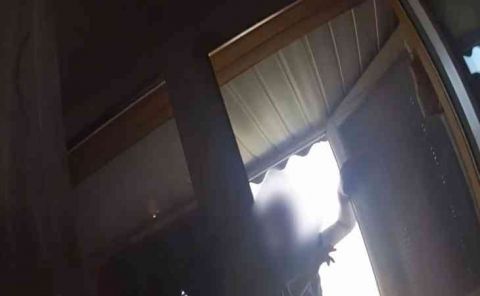 В Жодино правоохранители не дали мужчине прыгнуть из окна 5-го этажа